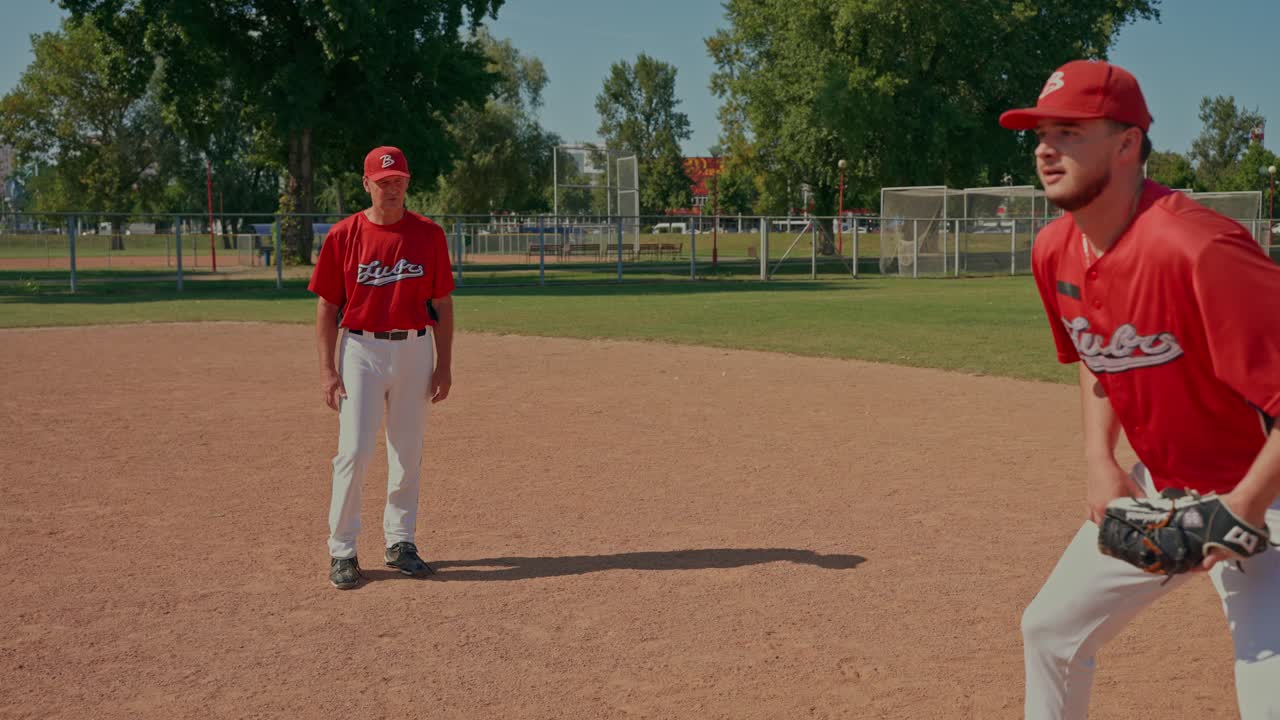 Giocatori di baseball sul campo