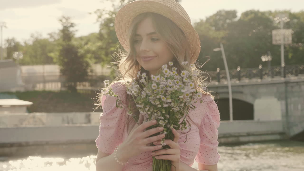 mujer con flores en un parque