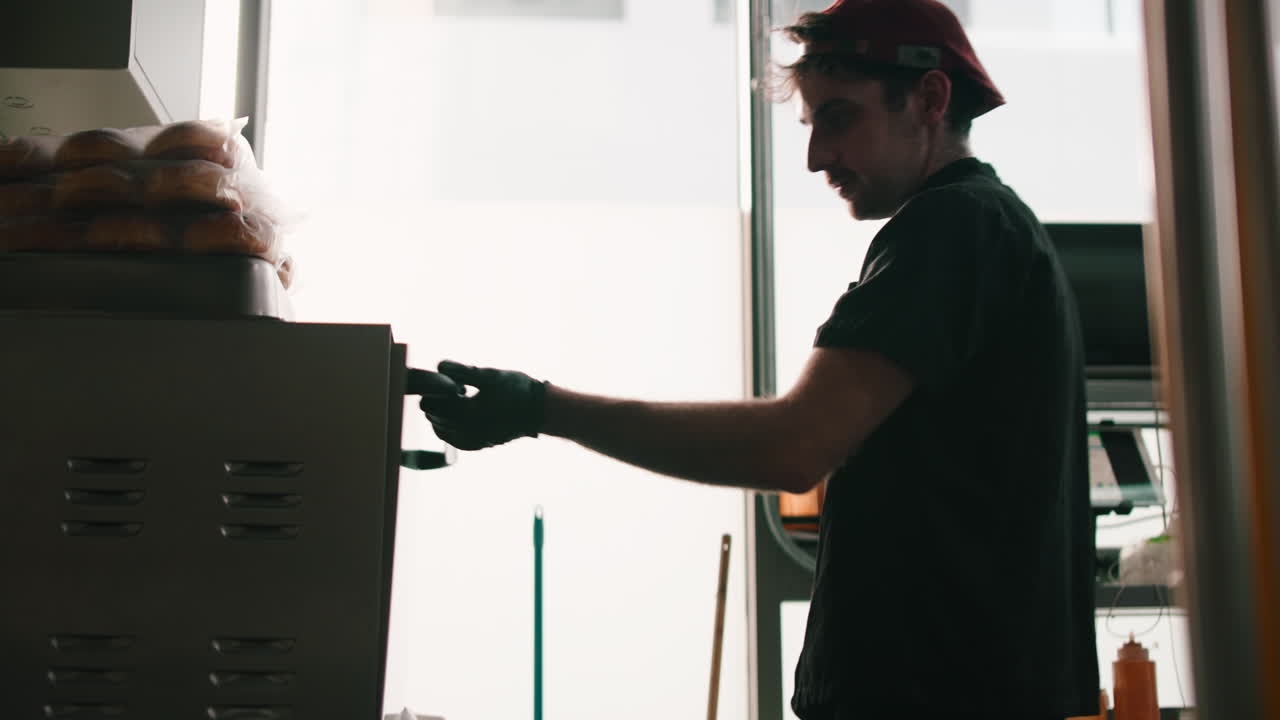 Chef preparando comida en un restaurante