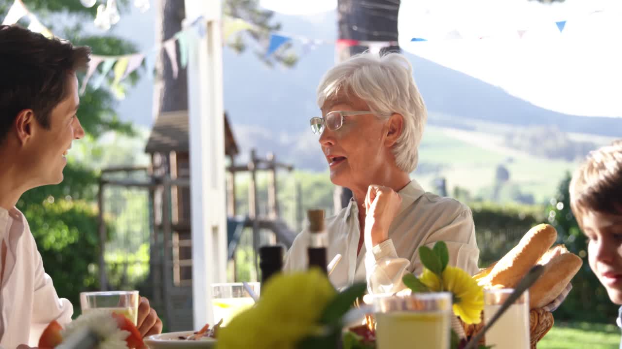 여름 에 함께 야외 에서 식사 하는 가족