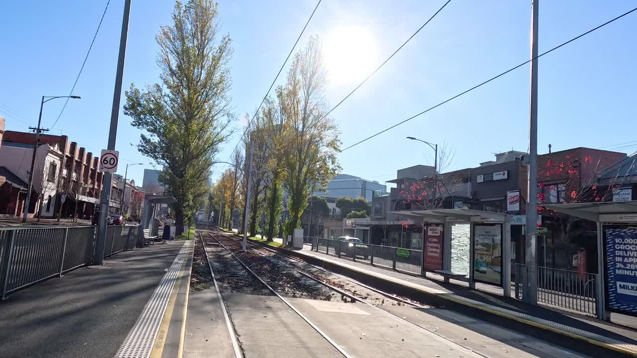 은 날 에 비어 있는 트램 트랙