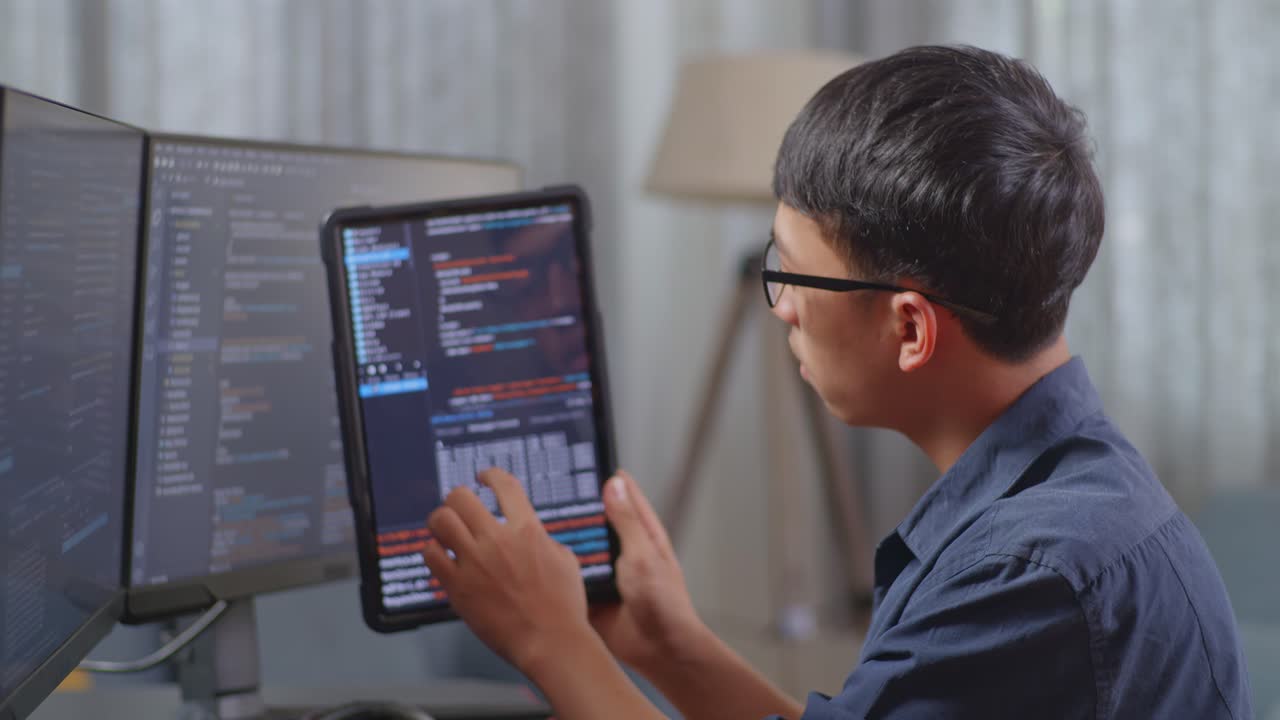 joven programador trabajando en código