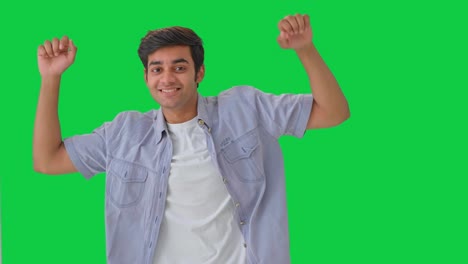 chico indio groovin en la pantalla verde de la música