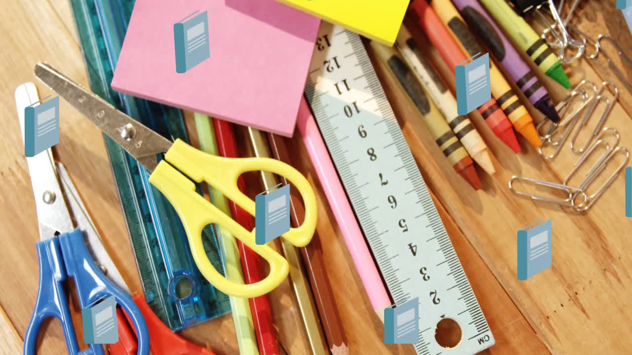 파란색 학교 책의 애니메이션이 컬러 크레이온과 다양한 학교 서류 위에 움직입니다.