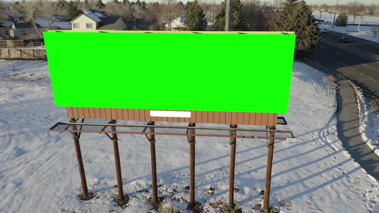 toma aérea de la cartelera de pantalla verde en la nieve
