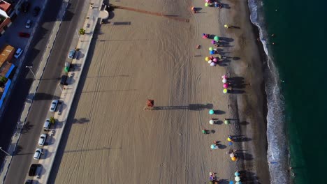 imágenes de aviones no tripulados de una pequeña torre en la playa