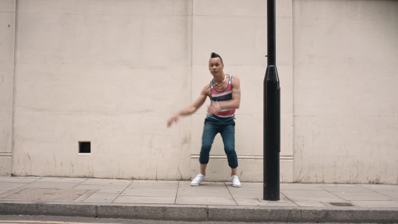 contemporáneo funky hombre brasileño bailarín de calle bailando freestyle en la ciudad