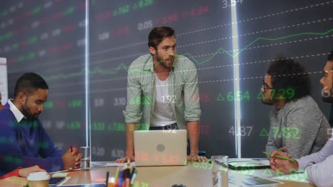 animación del procesamiento de datos financieros sobre diversas personas de negocios en la oficina