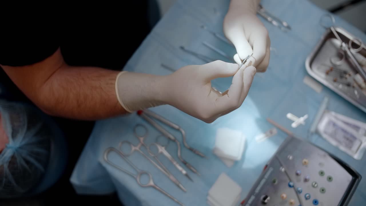 치과 절차를 수행하는 치과 의사