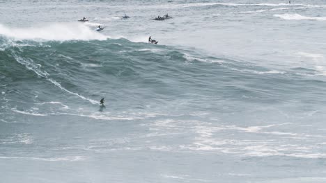 2020-Cámara-Lenta-De-Un-Surfista-De-Grandes-Olas-Montando-Una-Ola-Monstruosa-En-Nazaré,-Portugal