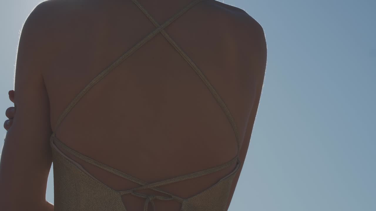 летать вокруг камеры вокруг женского тула, который подчеркивается солнечным блеском на голубом небе фоне идея быстроты в моде