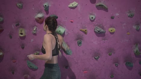 mujer escalando rocas