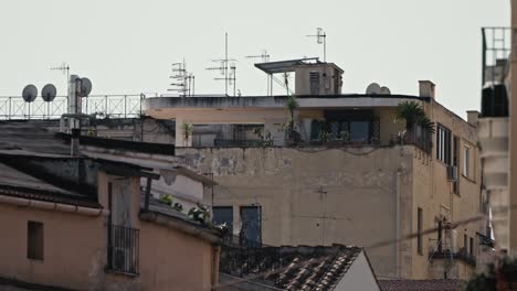 antenas urbanas en los tejados de nápoles, italia