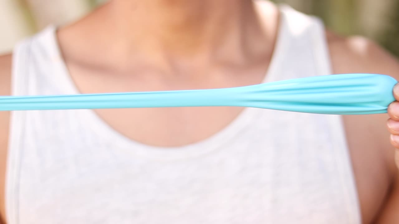 밝은 파란색 라텍스 풍선을 펴고 있는 남자의 클로즈업