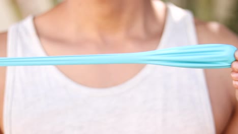 primer plano de un hombre estirando un globo de látex azul claro