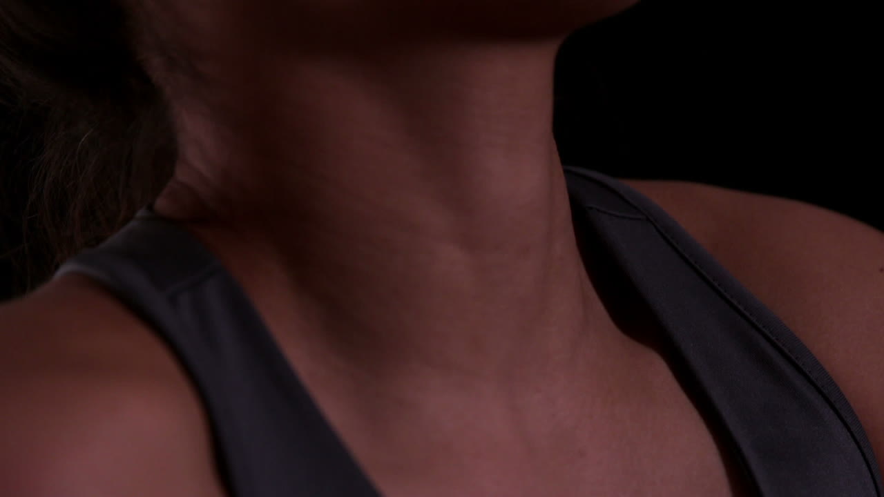 una mujer corriendo con una camiseta negra.