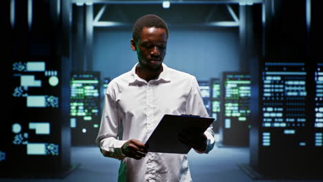 ingeniero hace mantenimiento en el centro de datos