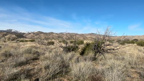 Reserva-De-Morongo-En-Cabazon-California-En-Un-Día-De-Cielo-Azul-Claro-Con-Nieve-En-Las-Montañas-En-El-Fondo-Toma-Panorámica-De-Tierras-Tribales