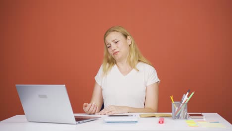 Woman-looking-at-laptop-gets-frustrated.