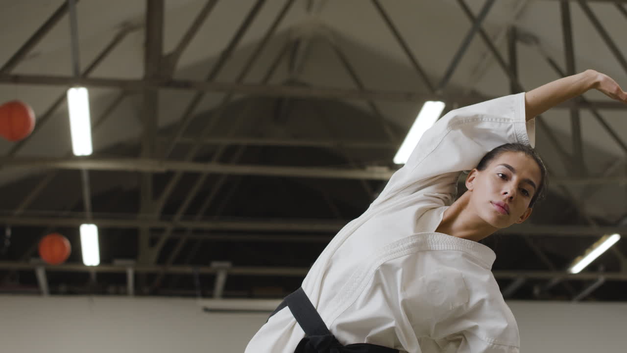 스트레칭 하는 젊은 사람