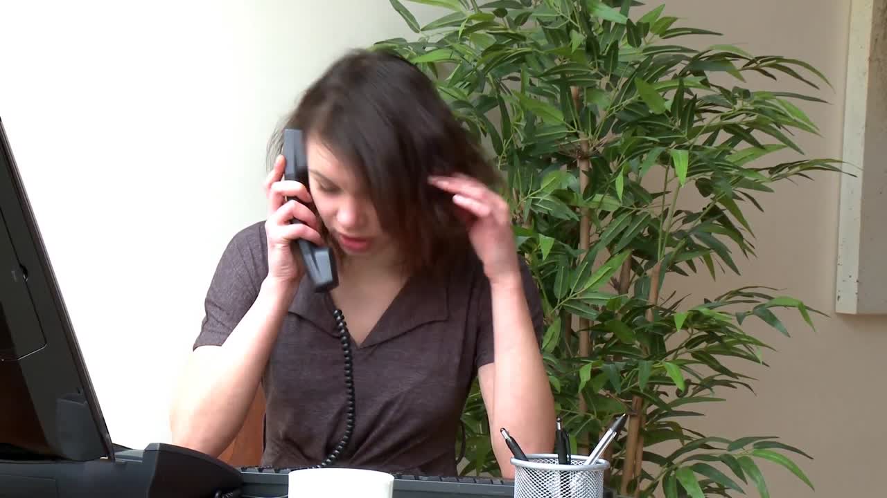 ⁇ 은 여성이 전화로 이야기하고 있습니다.