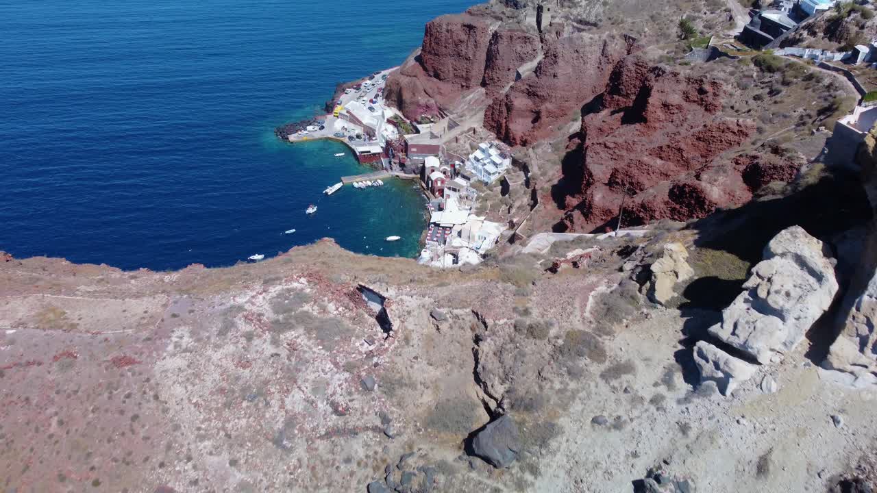 vista aérea del puerto ammoudi debajo del pueblo griego blanco oia en el acantilado de la caldera de santorini