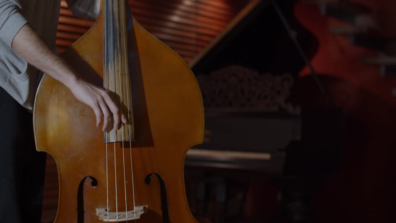 Uomo che suona il contrabbasso in uno studio di registrazione professionale - Studio professionale - 4K a 60 fps (slowmotion) - Atmosfera audio professionale