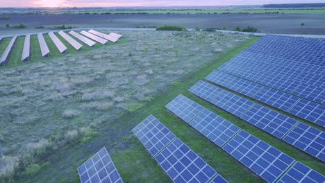 Inclinación-Aérea-Sobre-Granja-Solar-En-Racari,-Rumania---Producción-De-Energía-Verde-A-Partir-De-Tecnología-Fotovoltaica