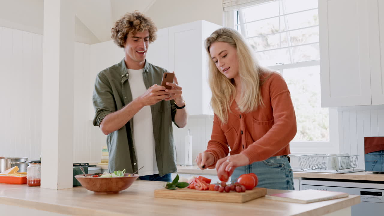 pareja, mujer cocinando con hombre