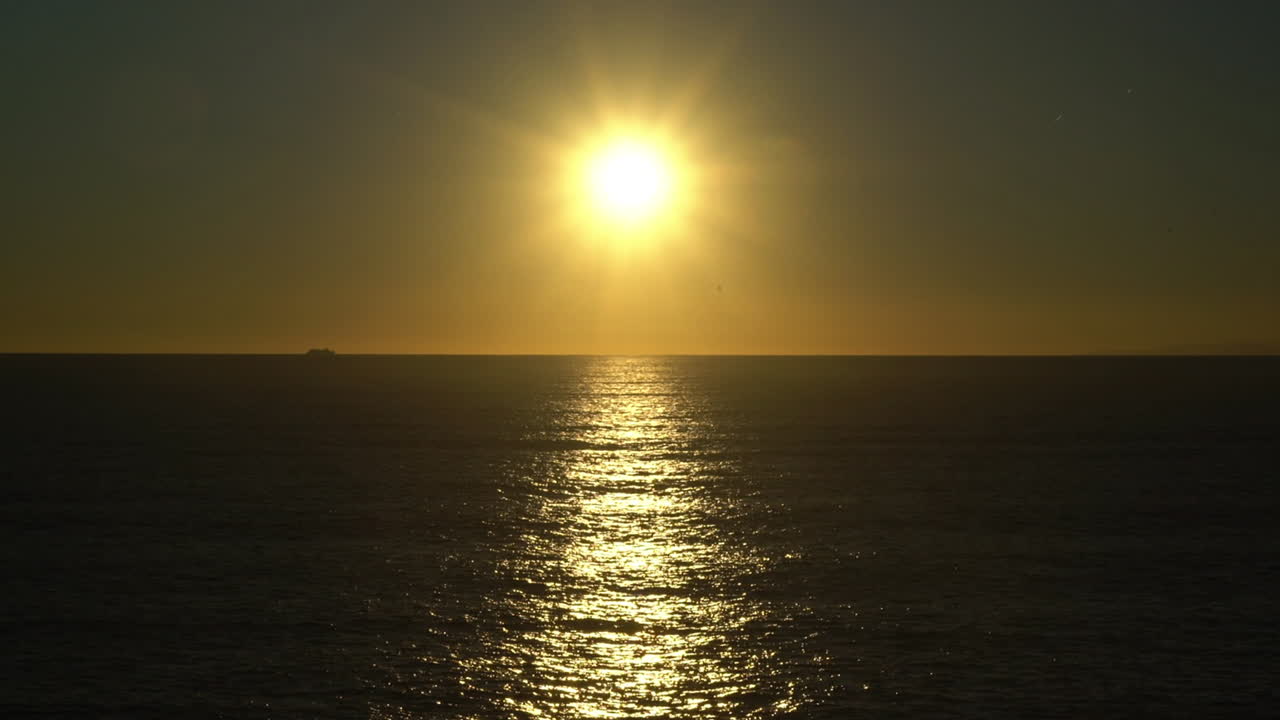 закат на берегу моря в лигурии