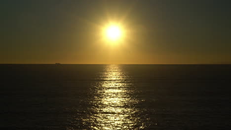 puesta de sol junto al mar en liguria