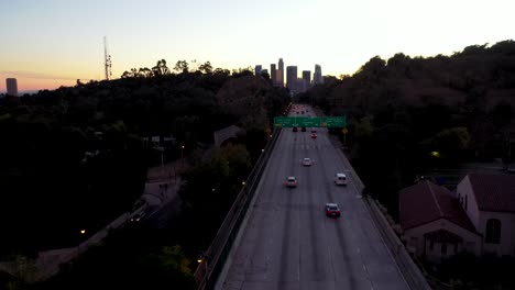 Nacht--Oder-Dämmerungsantenne-über-Die-110-Pasadena-Harbour-Freeway-Und-Den-Verkehr,-Der-In-Die-Innenstadt-Von-Los-Angeles-Führt-1