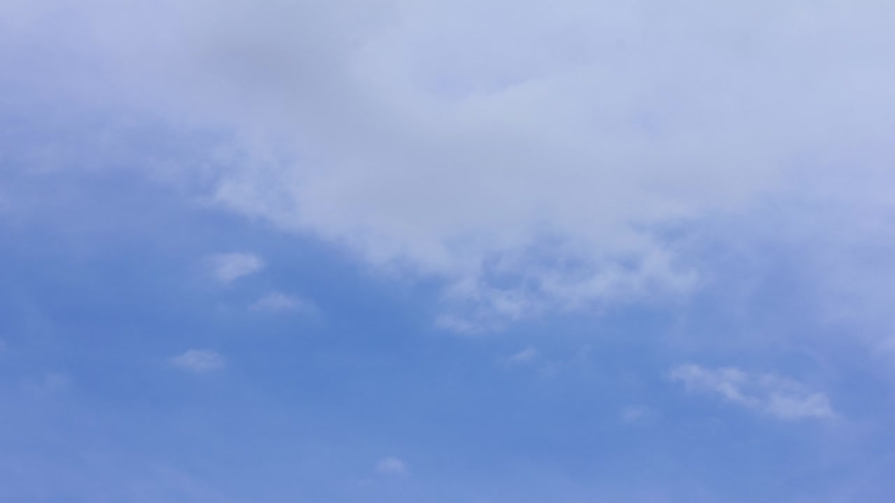 평화롭게 하늘에서 움직이는