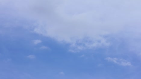 moviéndose pacíficamente en el cielo