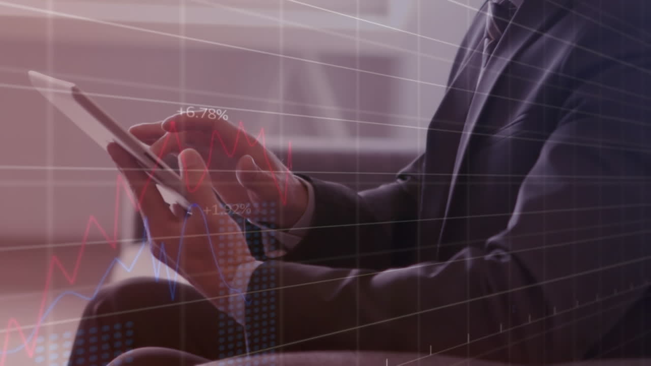 animación del procesamiento de datos estadísticos sobre un empresario caucásico que usa una tableta digital en la oficina