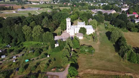 Vecauce-Manor-En-Letonia-Vista-Aérea-Del-Castillo-Rosa-A-Través-Del-Parque