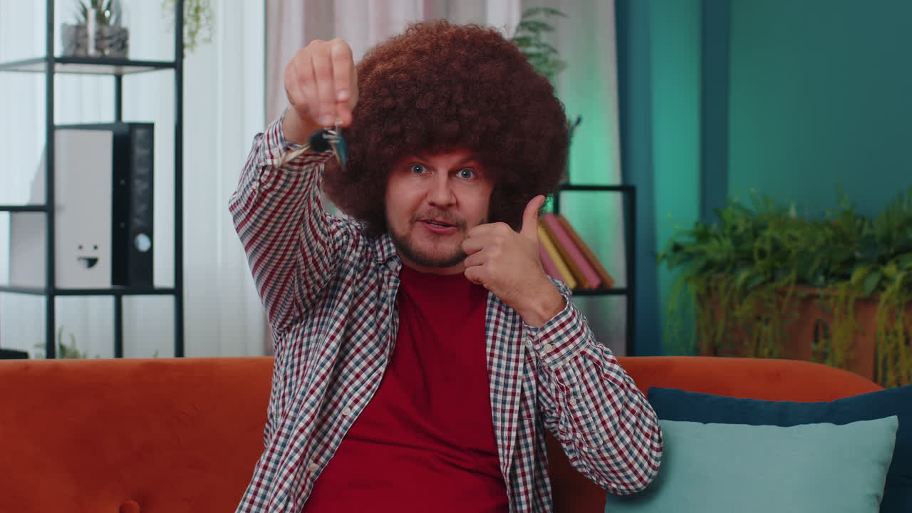 joven agente inmobiliario mostrando las llaves de una nueva casa, un apartamento, comprando o alquilando una propiedad