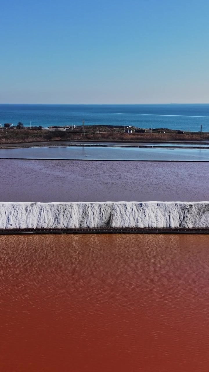 Saltproduksjon foregår ved en stor saltgruve nær havet