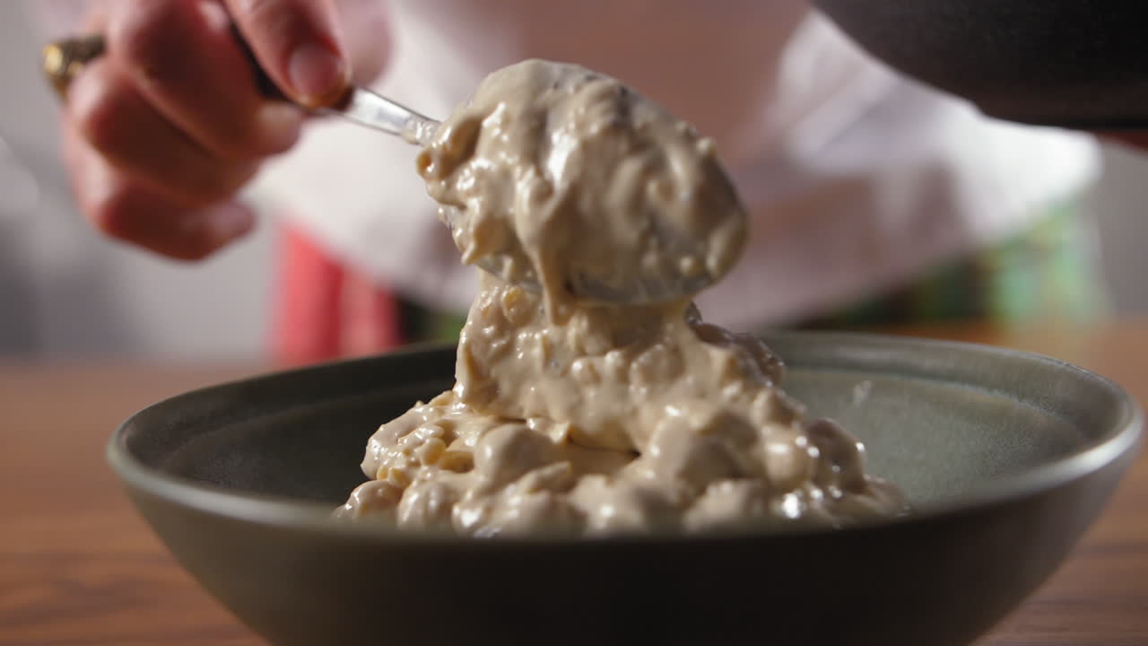 hef는 지중해식 후무스 요리를 준비합니다.