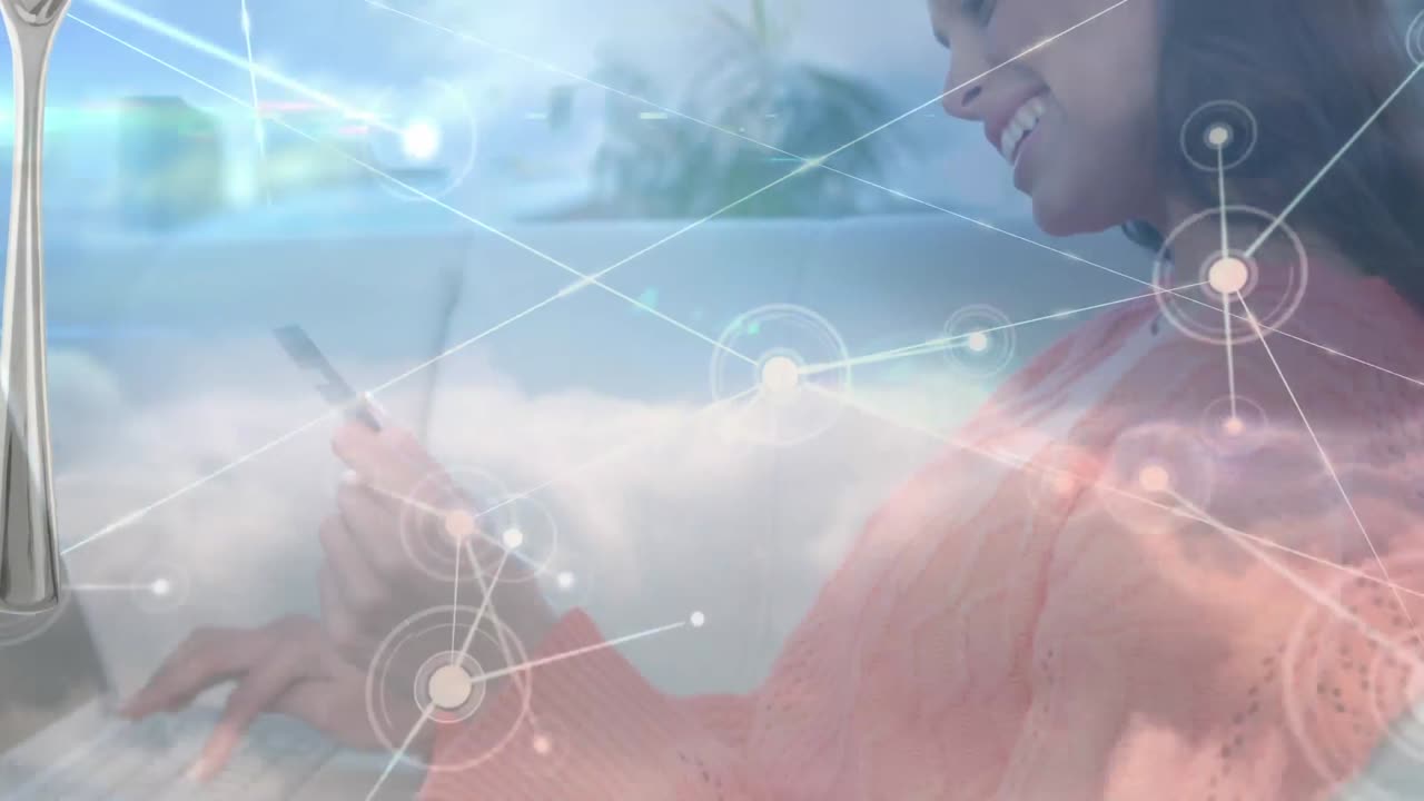 animación de la red de conexiones sobre la mujer pagando en línea usando computadora portátil