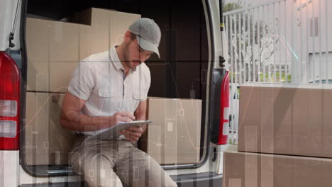 animación del procesamiento de datos sobre el hombre empacando cajas en el coche
