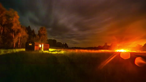 Bewölkte-Wolken-Ziehen-über-Das-Thermoholzhaus-Auf-Der-Wiese