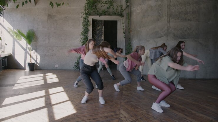 Grupo de Mulheres Dançando em um Estúdio
