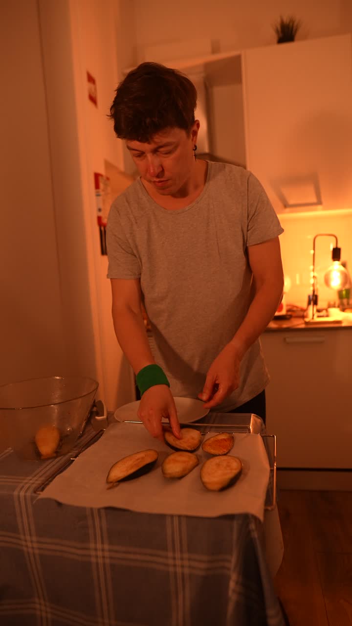persona que prepara berenjena asada