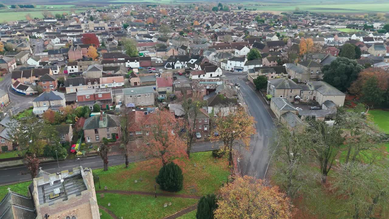 vista aérea de un encantador pueblo inglés en otoño