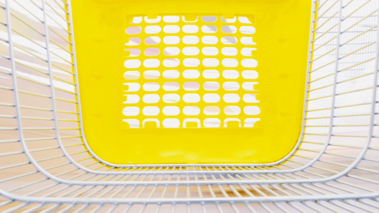 El carrito en un supermercado. Grabación en un supermercado