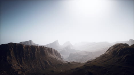 Felsen-Und-Berge-Im-Tiefen-Nebel