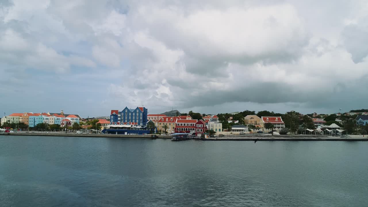 하늘의 오트로반다 인근 구시가지 오트로반다에는 밝게 칠해진 식민지 시대 건물, 생생한 거리 예술, 배가 늘어선 해안가가 있습니다.