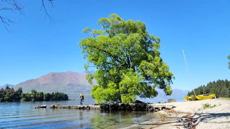 Turista-Caminando-En-El-Viejo-Muelle-En-Queenstown,-Nueva-Zelanda