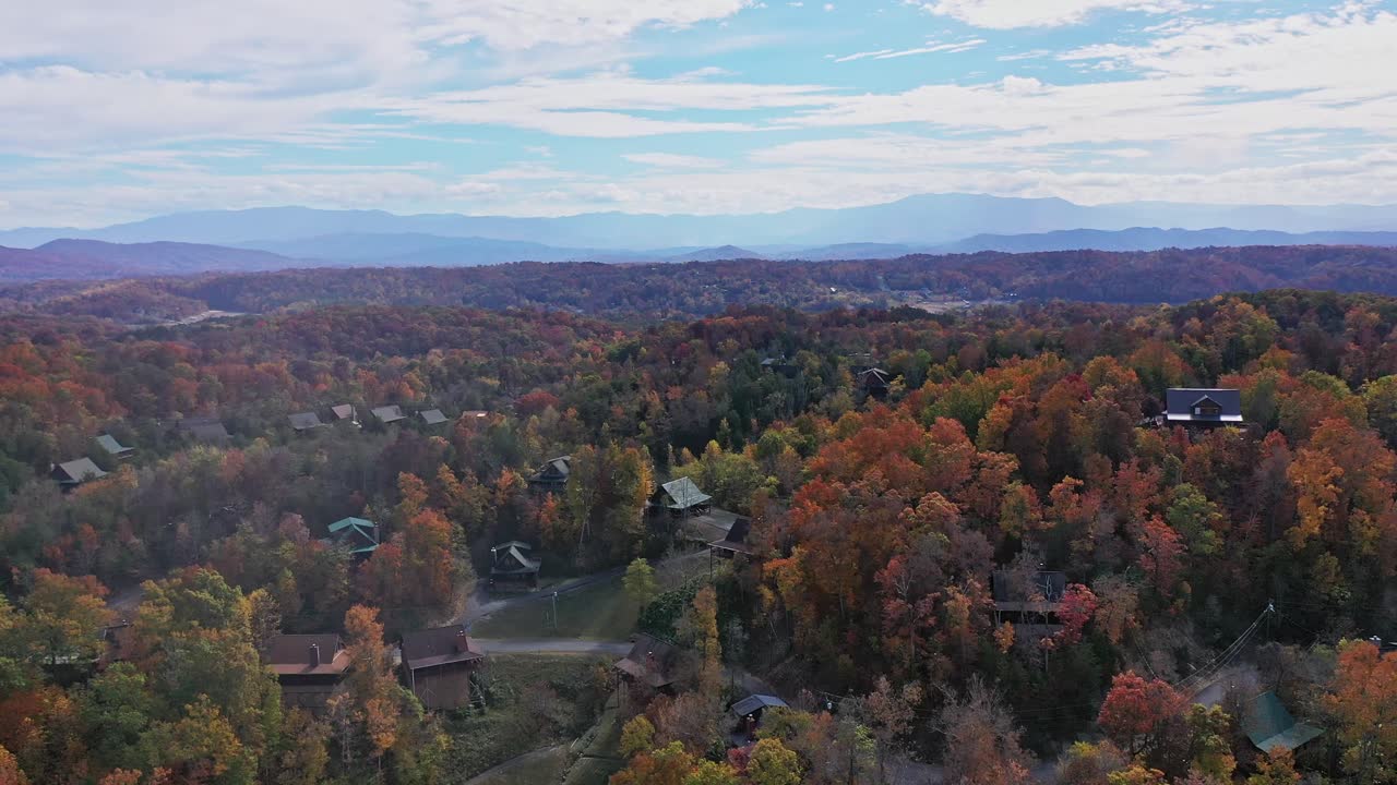 cabañas anidadas en colores de otoño en las montañas humeantes, forja de palomas, tn